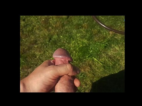 ❤️ Vroča lepotica dobi svojo rožnato pičko, ki jo jebe, in se zraven cmeri s curkom na poletnem vrtu ❌ Porno pri nas ️❤